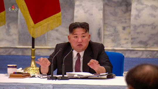 북한 김정은 국무위원장의 주재하에 지난 30일 당 중앙위원회 본부청사에서 노동당 중앙위원회 제8기 제12차 정치국 회의가 열렸다고 조선중앙TV가 31일 보도했다.  [조선중앙TV 화면=연합뉴스]